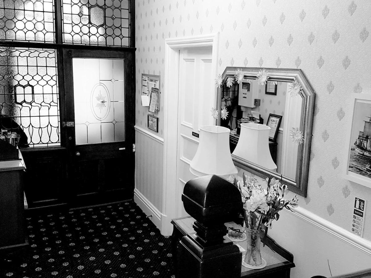Crescent Lodge Guest House Уитби Экстерьер фото